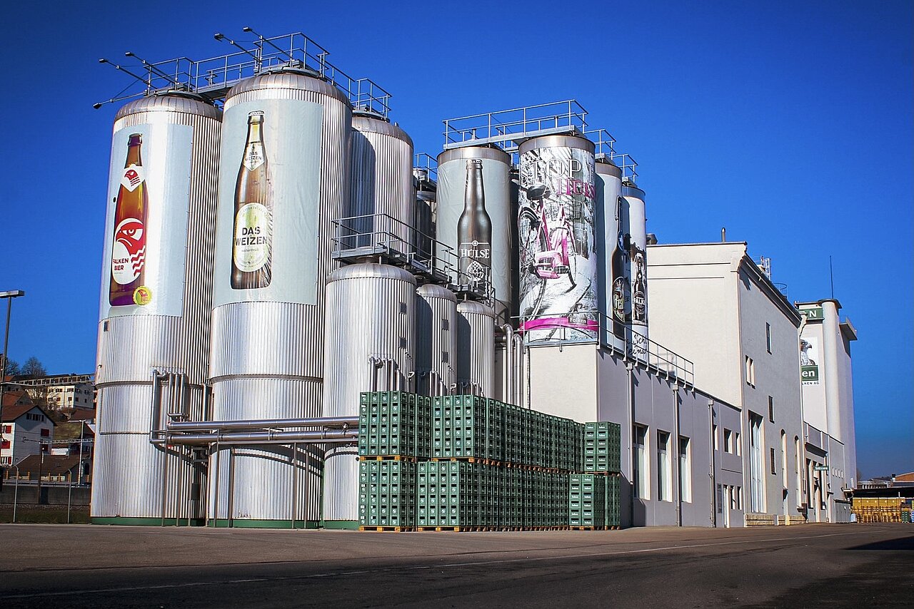 Riesengrosse Gär- und Lagertanks auf dem Areal der Brauerei Falken
