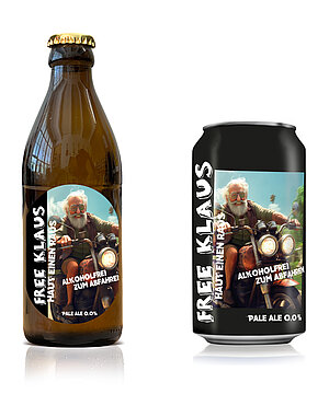 Flasche und Dose des Free Klaus Pale Ale mit illustrierter Etikette des Free Klaus auf einem alten Motorrad