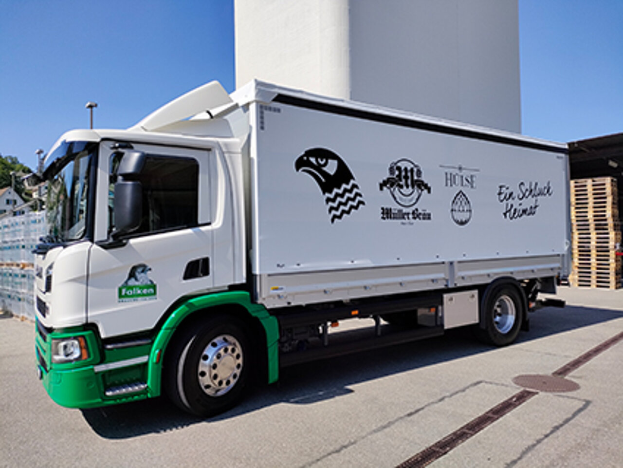 Die Lastwagen der Brauerei Falken sind schön mit den Markenlogos beschriftet