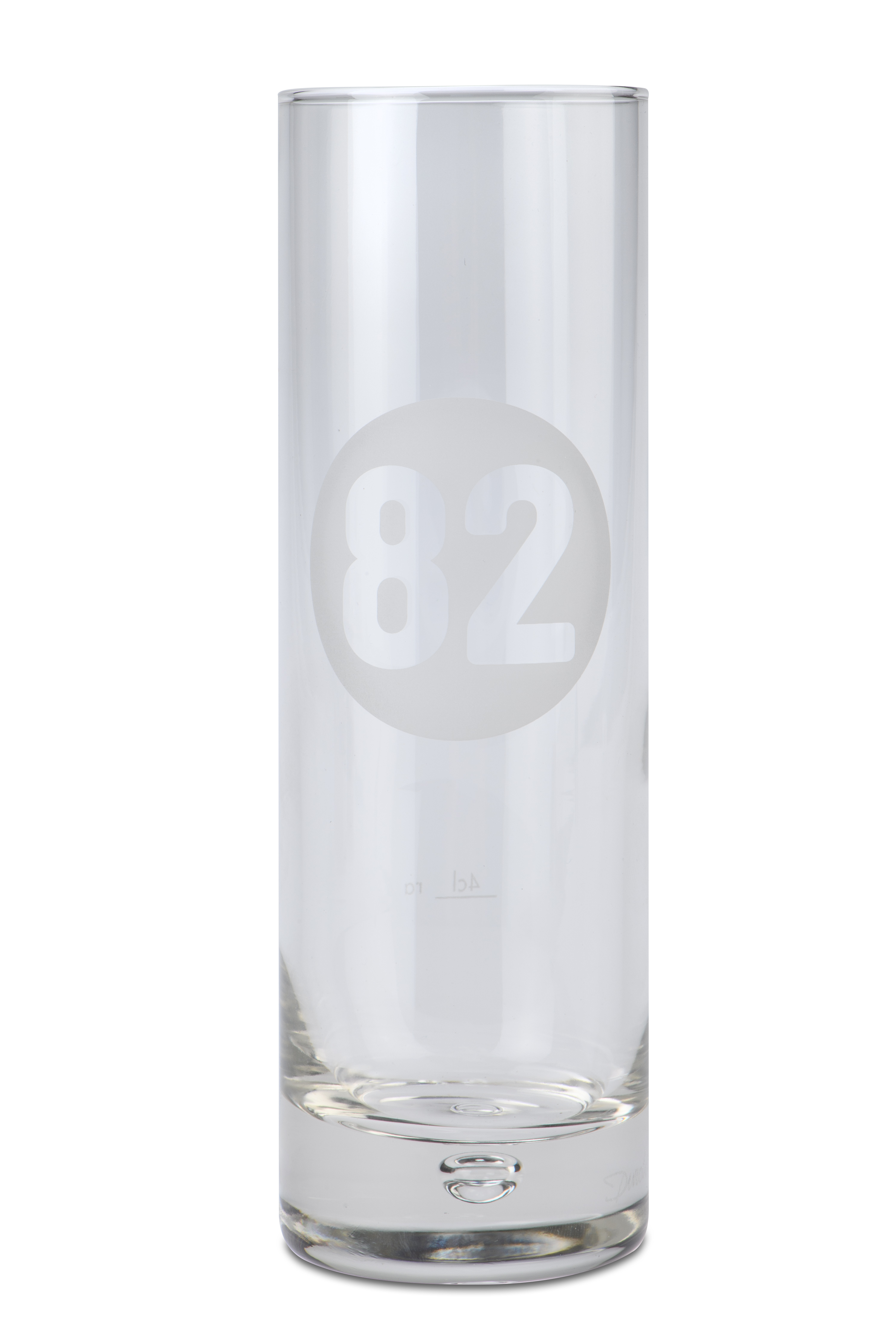 Langes, schmales Longdrink-Glas mit graviertem 82-Logo des Swiss Dry Gin 82