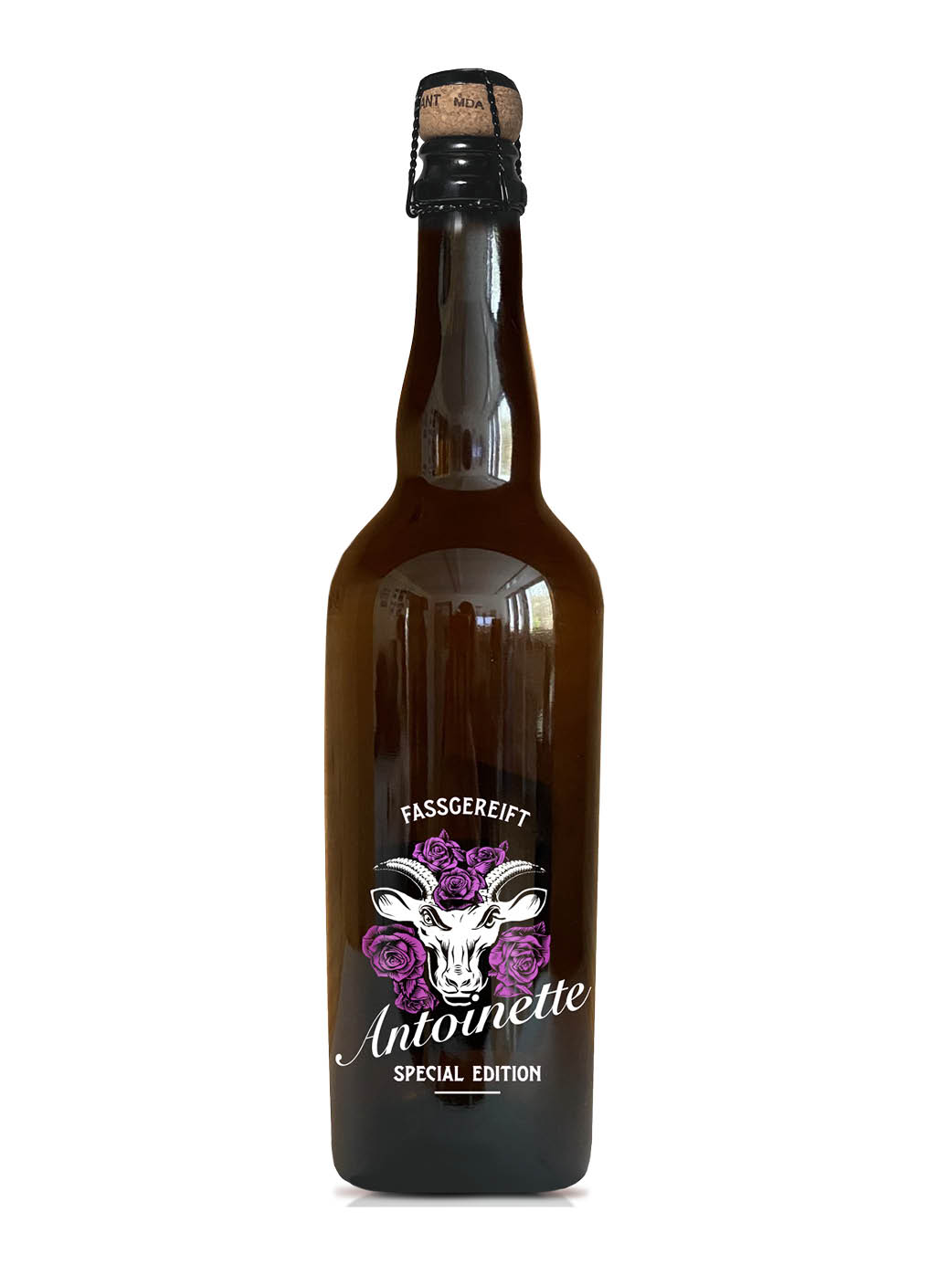 Braune Flasche mit 75 cl Inhalt, abgefüllt mit dem holzfassgereiften Starkbier, der Antoinette Fassgereift, ein Weizen Doppelbock. Die Flasche ist schön bedruckt.