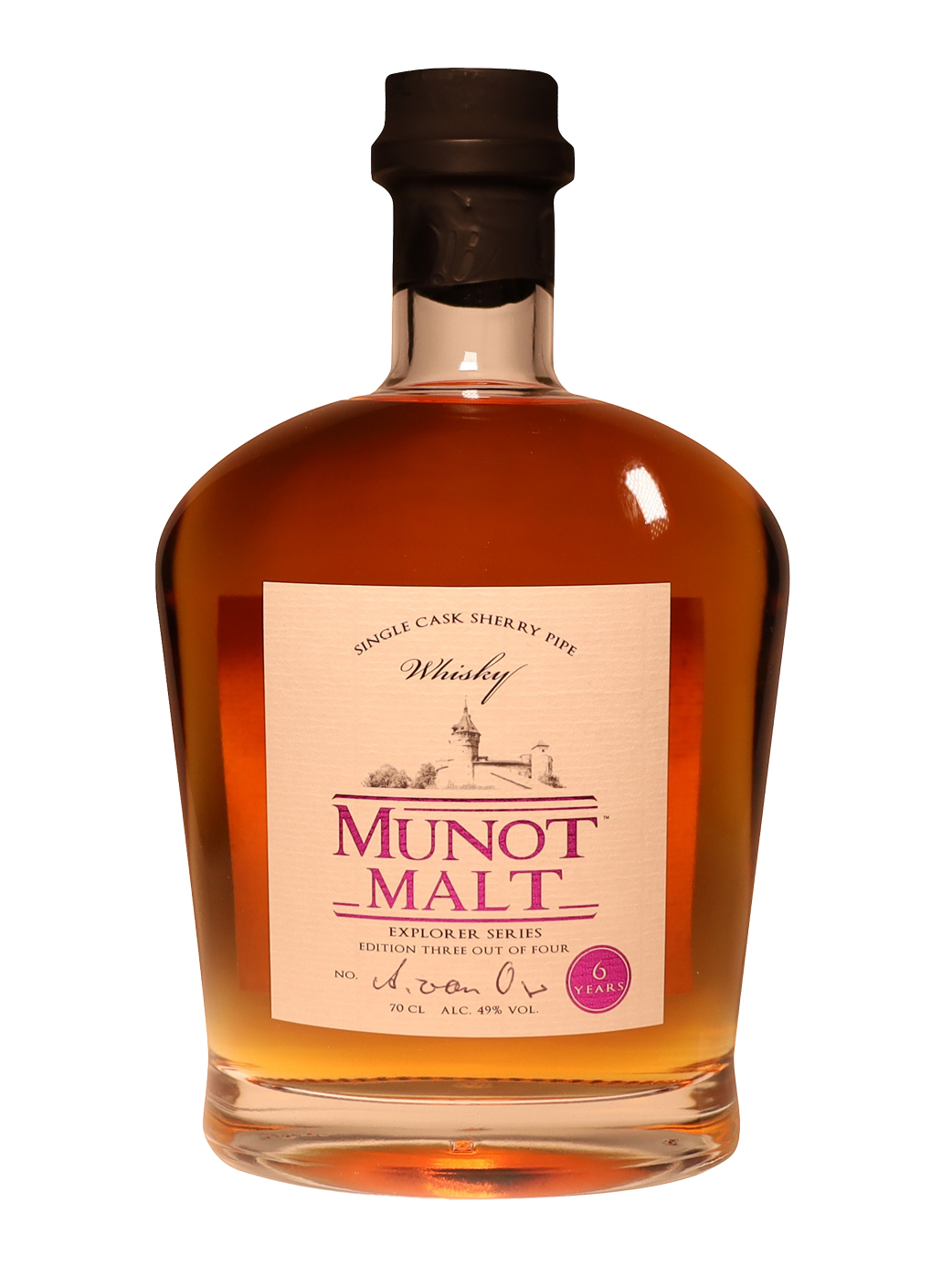 Durchsichtige Flasche mit 70 cl Inhalt, abgefüllt mit unserem Falken Munot Malt Explorer Series 6 Years. Auf der Etikette ist das Wahrzeichen der Stadt Schaffhausen zu sehen, der Munot.